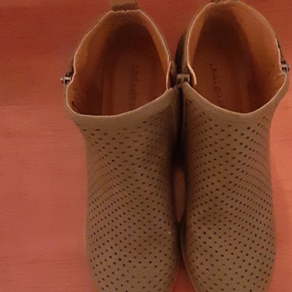Shoes - Picture 7 of 8